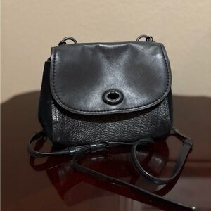 Elegant Black Crossbody Bag with Adjustable Strap